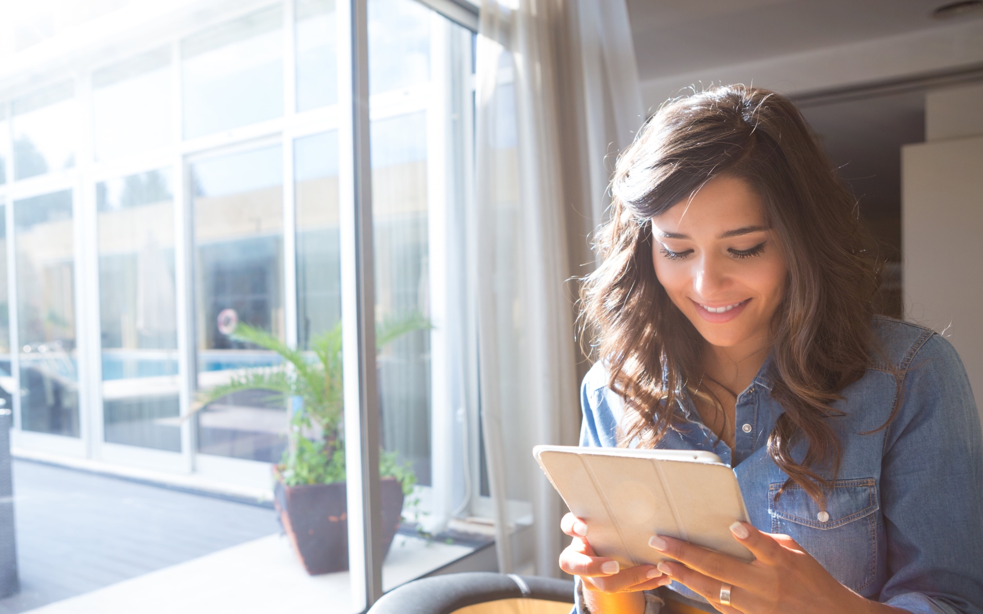 Mobile device usage in hotel room